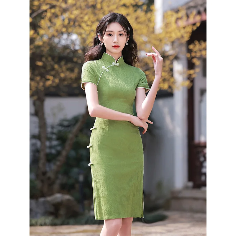 

Elegant Green Medium Cheongsam Elegant Retro Fashion Fresh Travel Photo Modern Qipao Chinese Style Dress for Women