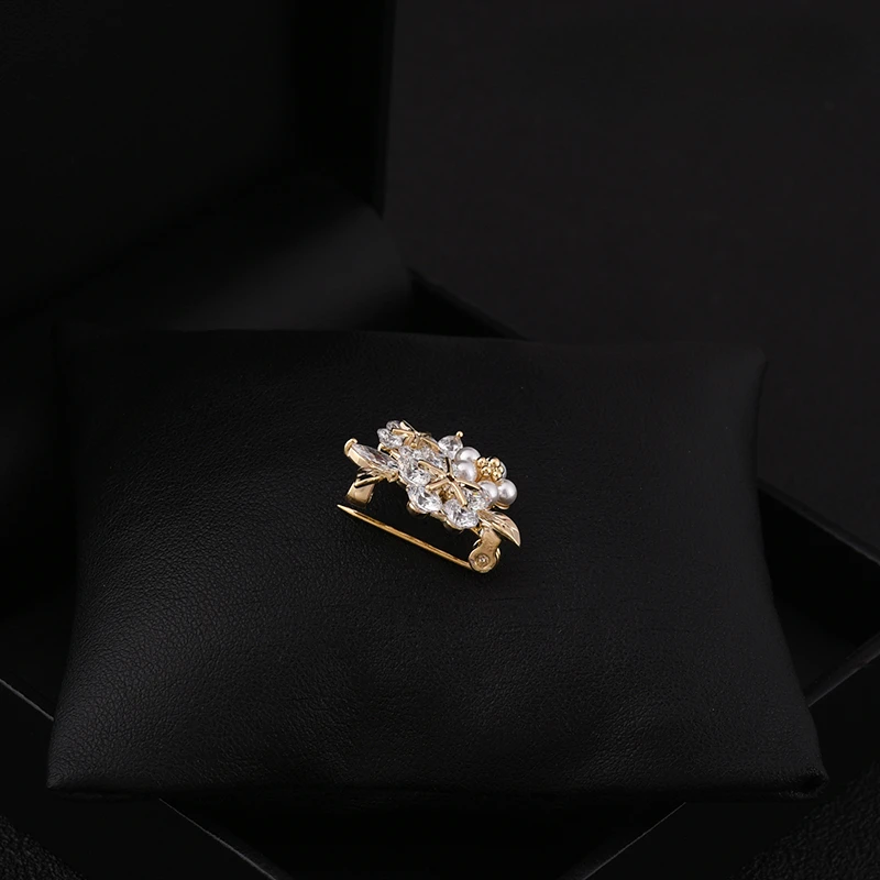 Luxury Crystal Flowers Small Brooch Suit Jacket Neckline Fixed Accessories Japanese Versatile Anti-Exposure Buckle Jewelry Pins