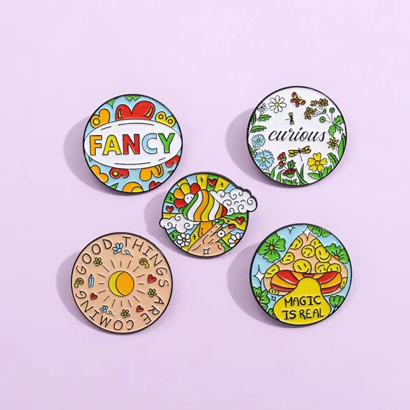 Secret Garden Cute Mushroom Flower Spilla Color Letter Plant Round Smalto Pin Jacket Risvolto Badge Accessori Per Gioielli All'Ingrosso