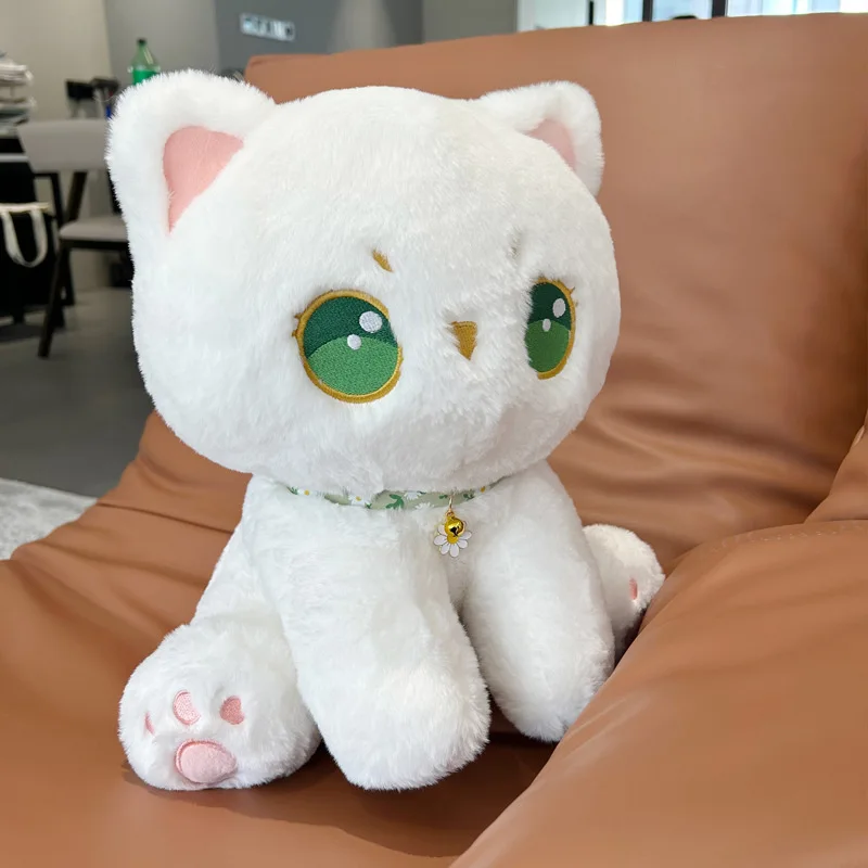 

Мягкая плюшевая игрушка в виде кошки с зелеными глазами