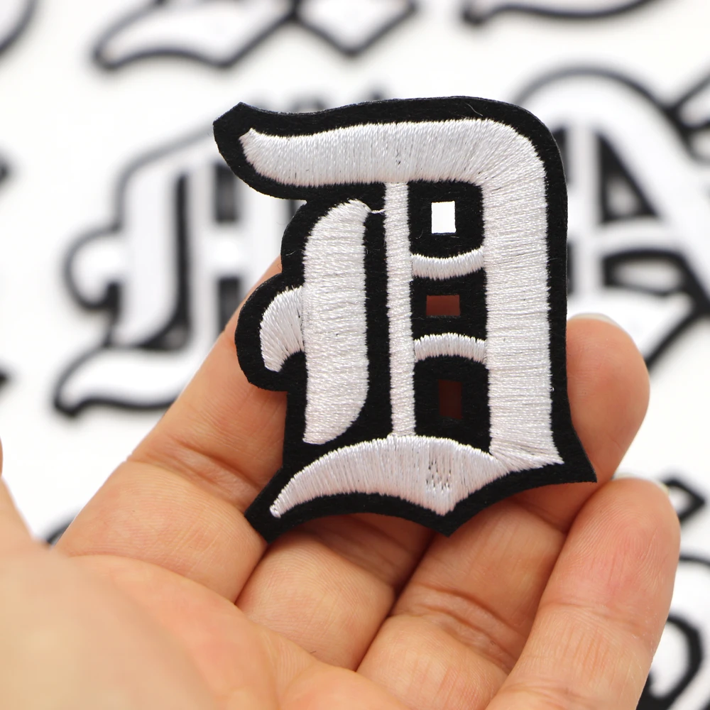 1PC Weiß Griechischen Buchstaben Stickerei Patches Eisen Auf Buchstaben Patch A-Z Patch Gestickte Patch Nähen Auf Patches für Kleidung Name Diy – Detail 6