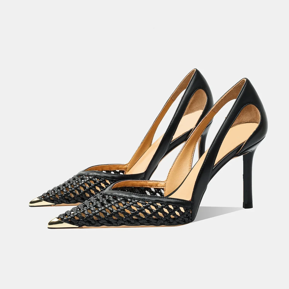 حذاء كعب ذهبي بتفاصيل مجدولة