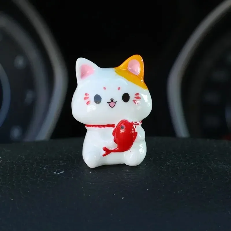 Lucky Cat Car Ornament Resin Crafts Dashboard Decor for Auto Interior Office Desk Home Decoration Cute Decoration DIY Gift