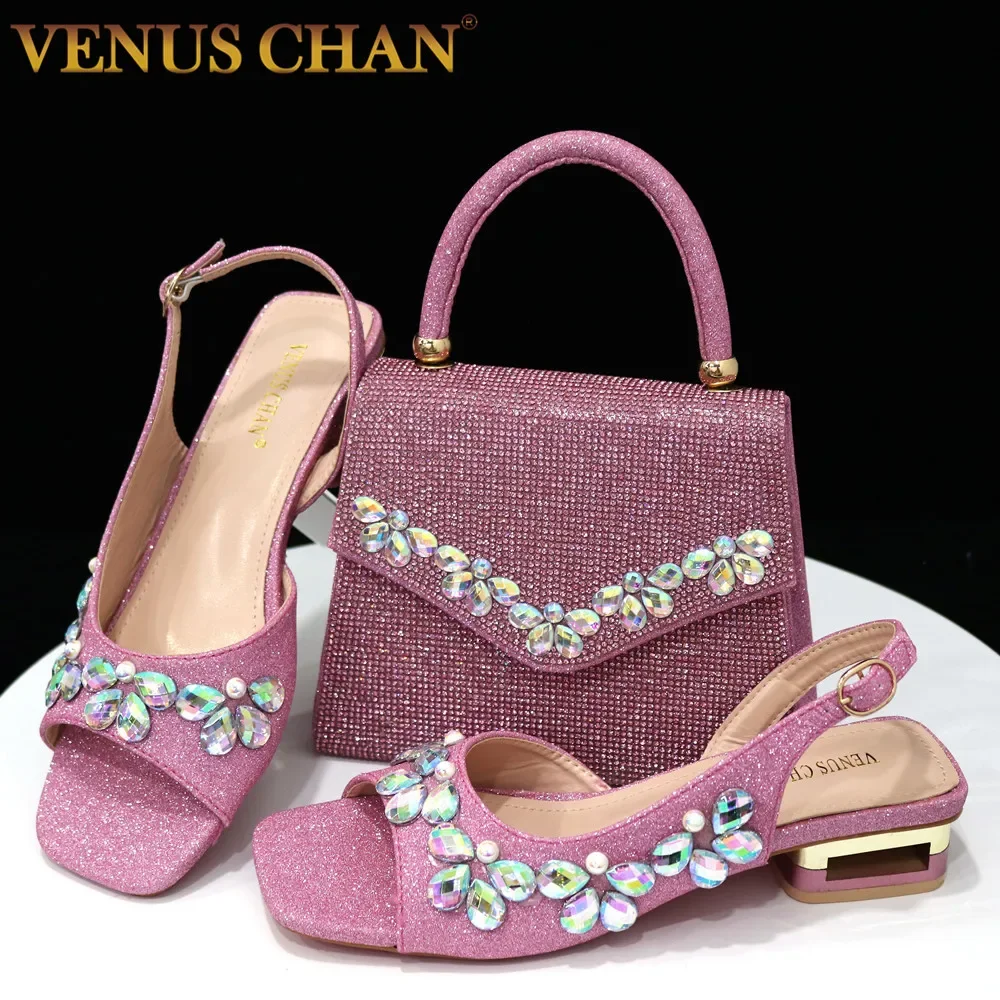 

Модель 2024 года, яркий Яркий материал, блестящие женские сандалии, обувь и портативный комплект сумок