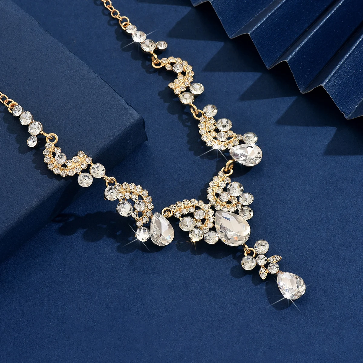 عقد سهرة مرصع بتعليقات ناعمة