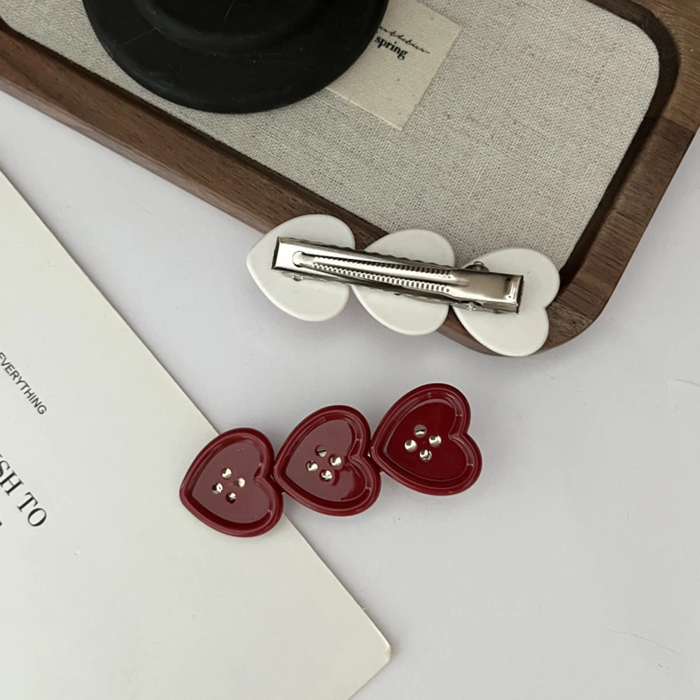 2 Stück Süße Haarspangen mit Karomuster und Herzknopf, Retro-Entenschnabel-Design, Haarclips für Stirn und Seitenansatz – Detail 1