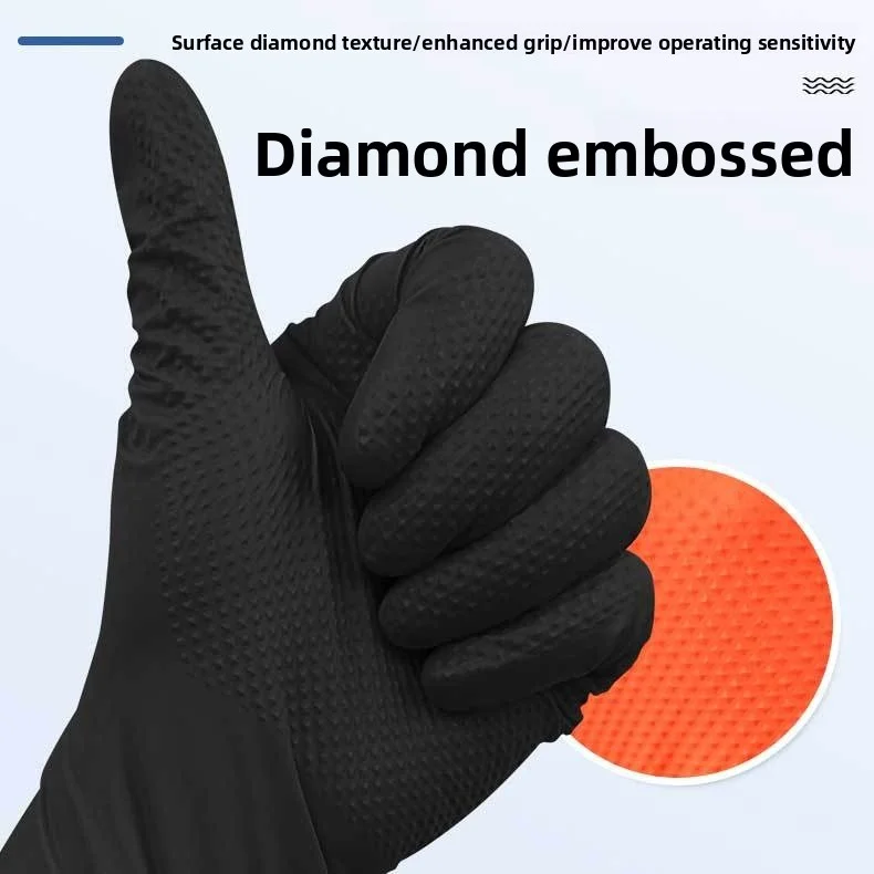 Gants nitrile jetables taille L, mains enfilées illustrant la flexibilité du matériau.