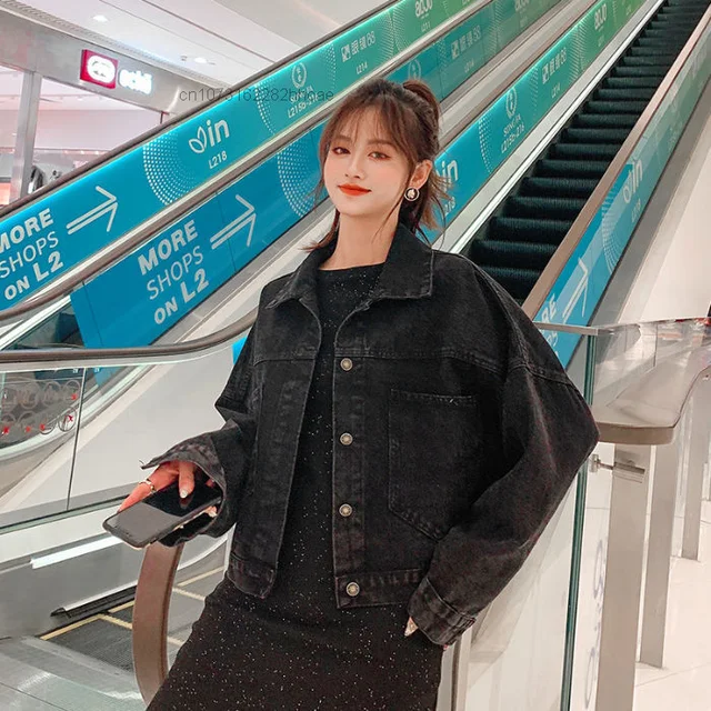 루즈한 핏과 동물 패턴으로 스트리트 룩을 완성하는 디즈니 미키 마우스 핫 드릴 진 재킷