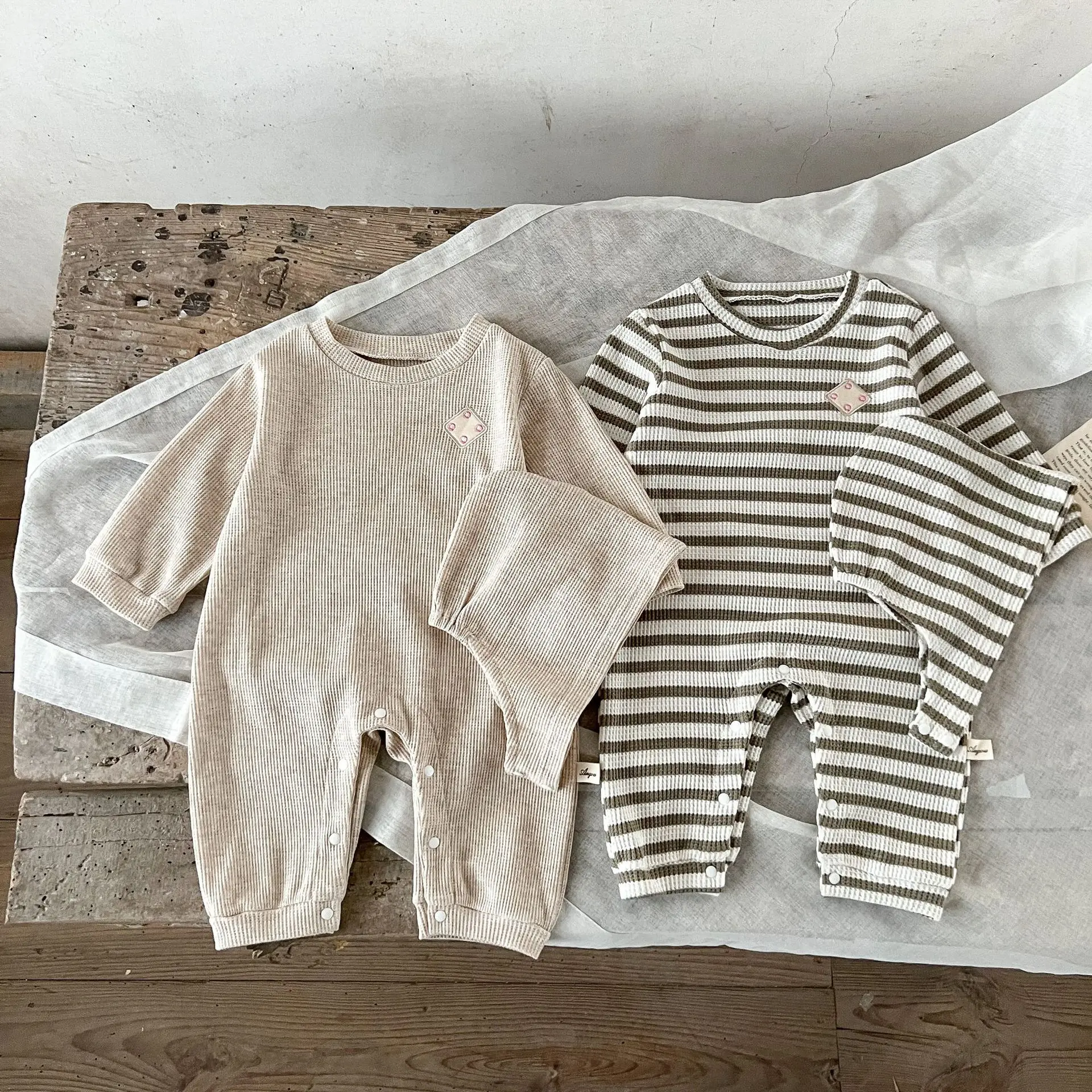

2024 Korea Autumn Baby Rompers With Hat Newborn Baby Waffle Bodysuit Long Sleeve Fashion Striped Climbing Clothes 0-24M