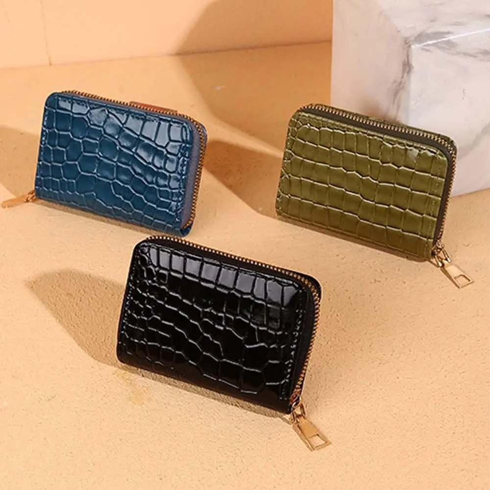 

Женский кошелек-клатч на молнии с текстурой под кожу крокодила