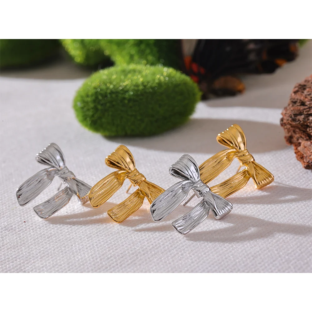 アクセサリー otti Oval Ruby and Diamond Two Stone Stud Earrings 1.17 ctw in