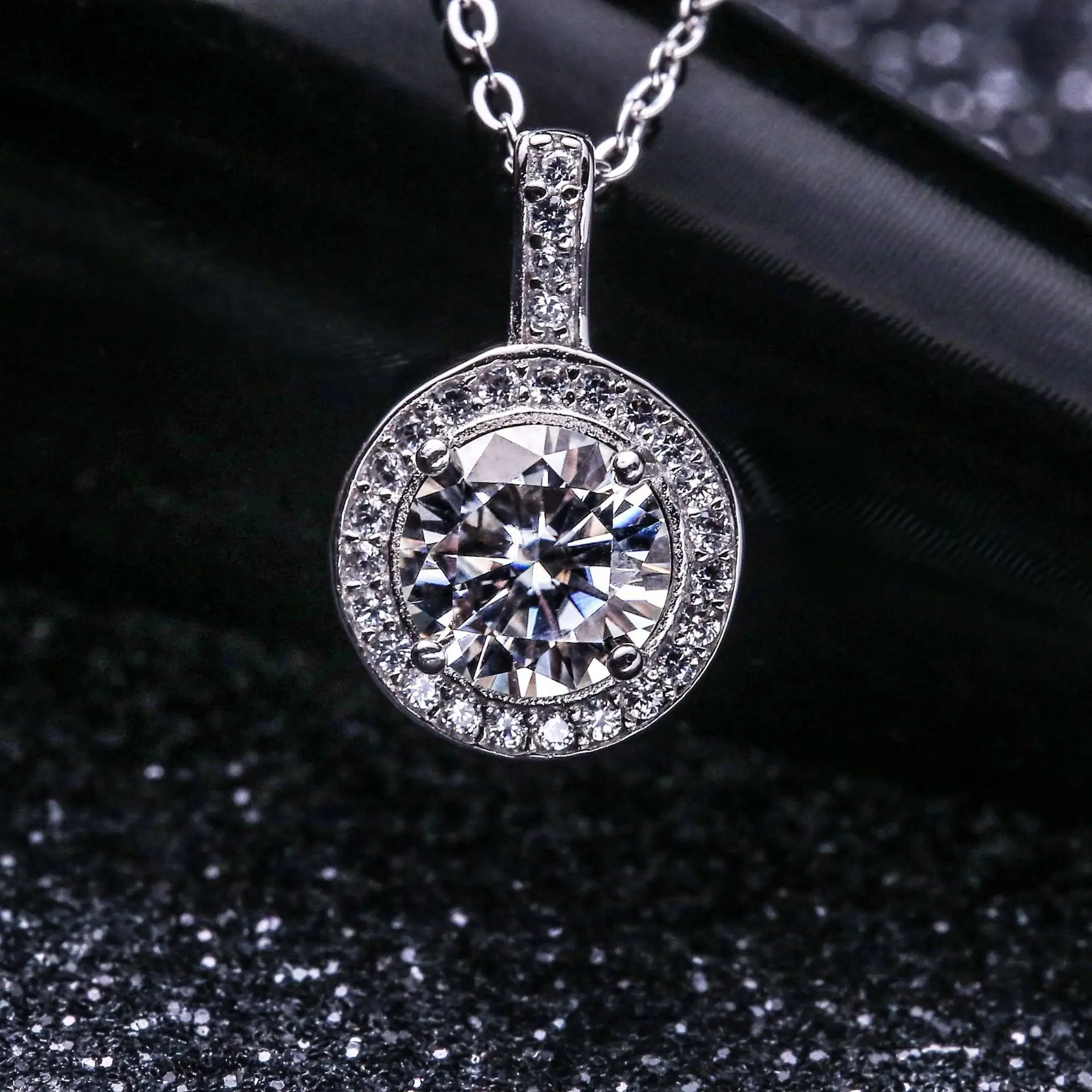 قلادة دائرية ناعمة بحجر لامع