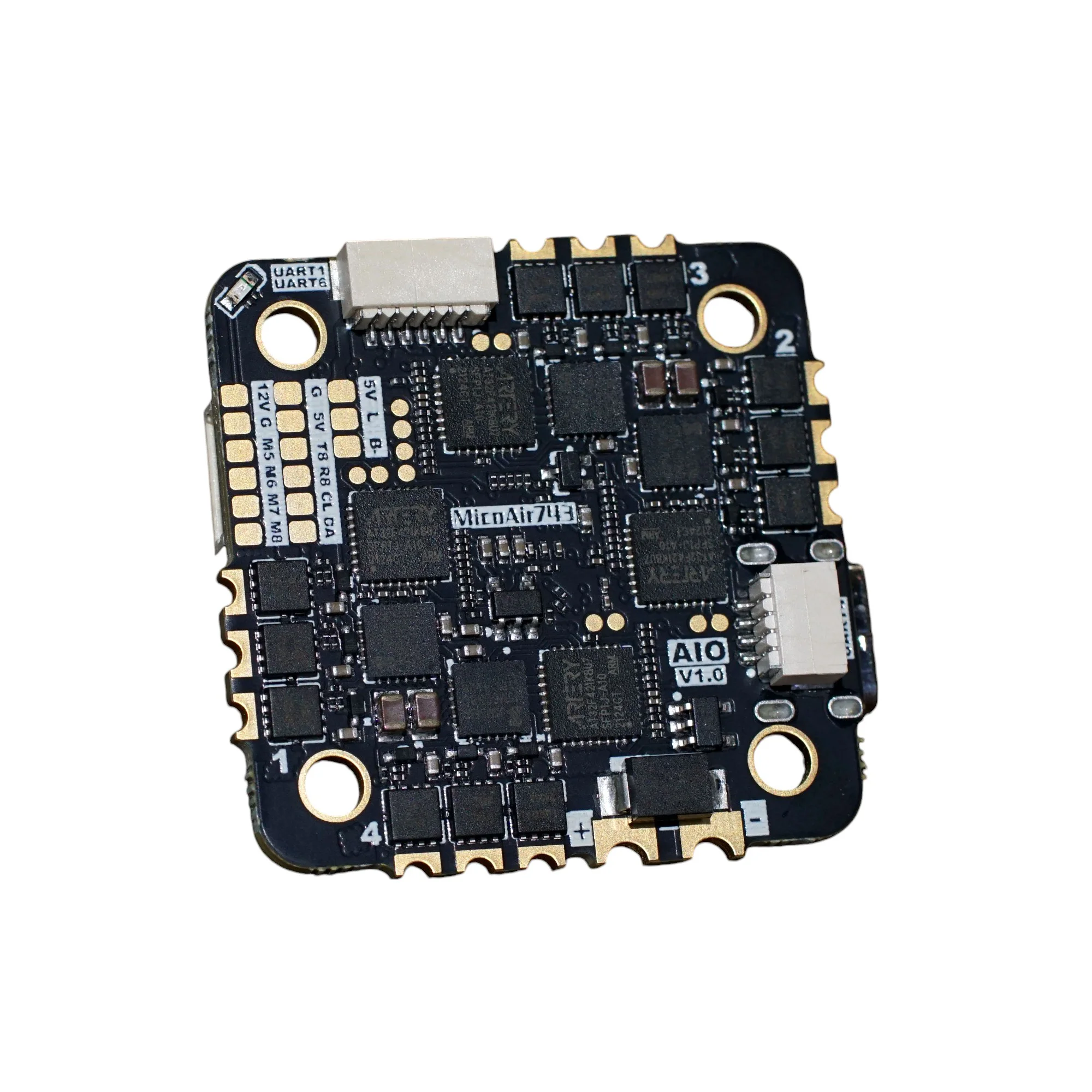 Contrôleur de vol et ESC MicoAir H743 AIO 35A AM32 installé sur un châssis de drone, avec fils connectés.