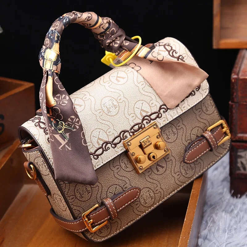 

Luxury Brand Louis Michel Handbag with High-end Embroidery Lock Buckle and Contrasting Color Single Shoulder Crossbody Bag