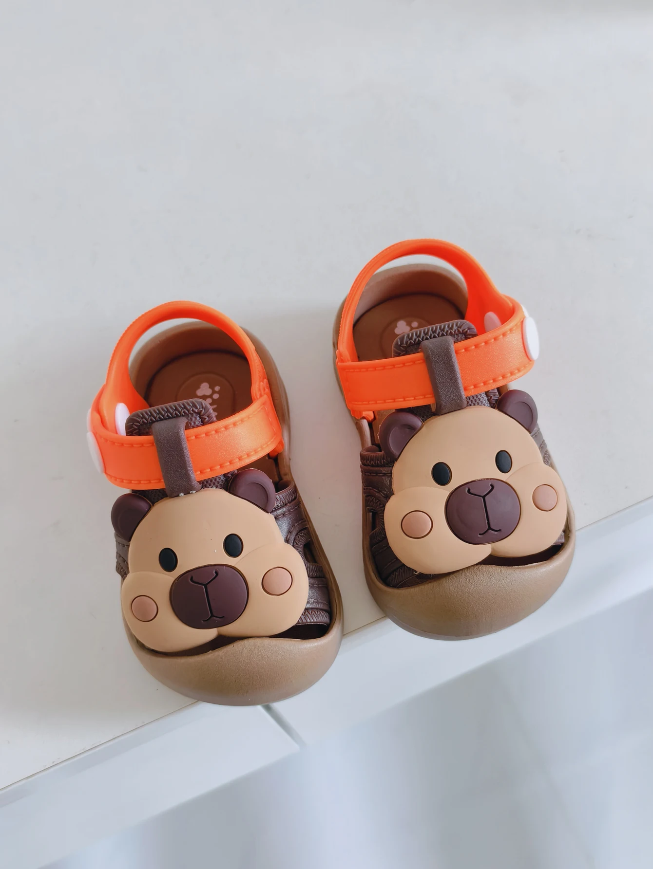 2026년 여름 남아용 클로즈드 토 스포츠 샌들, 가볍고 미끄럼 방지 기능이 있는 부드러운 밑창 키즈 비치 슈즈, 야외 캐주얼 워킹 샌들 (용)