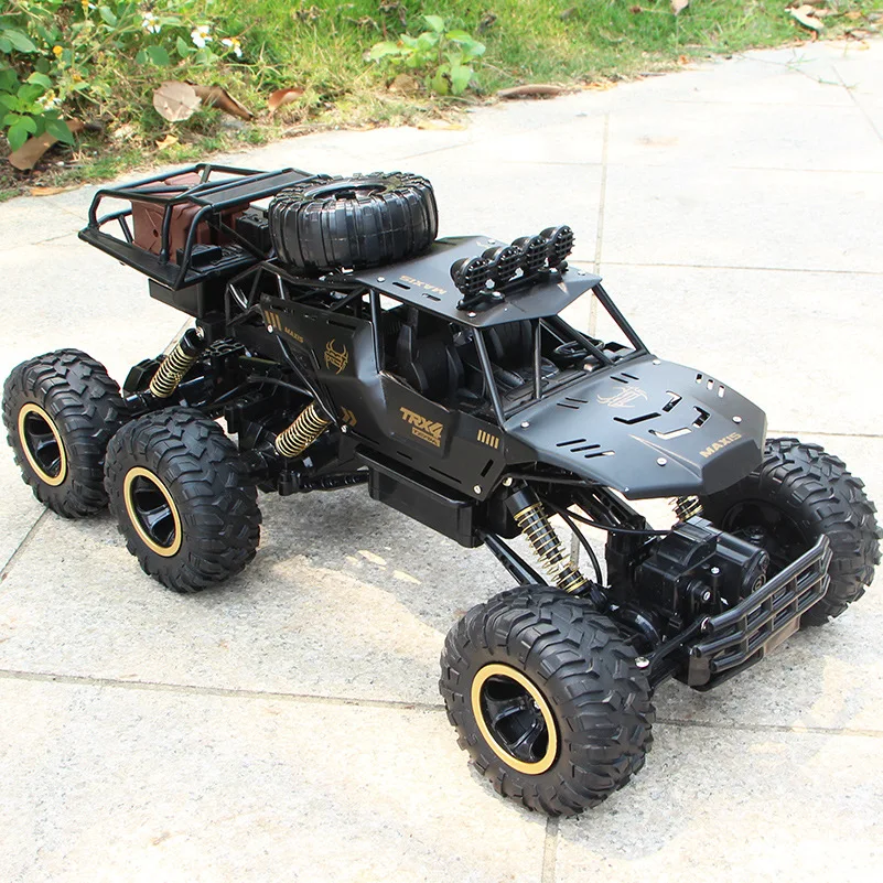 Détail des six roues motrices du véhicule télécommandé tout-terrain 4x4 en alliage