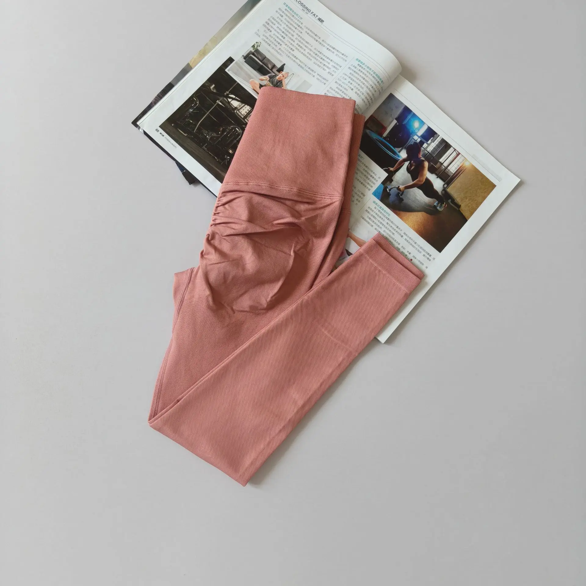 بنطلون رياضي نسائي بدون خياطة بخصر عالٍ ورفع للأرداف، بنطلون خوخي الشكل للجري والتمارين واليوغا، ليجنز ضيق للنساء