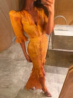 Ensemble jupe et haut élégant pour femme, avec haut chic à col en V et manches longues, et jupe à volants, Nouvelle collection 2026, Tenue tendance pour le quotidien, la ville et les vacances 2