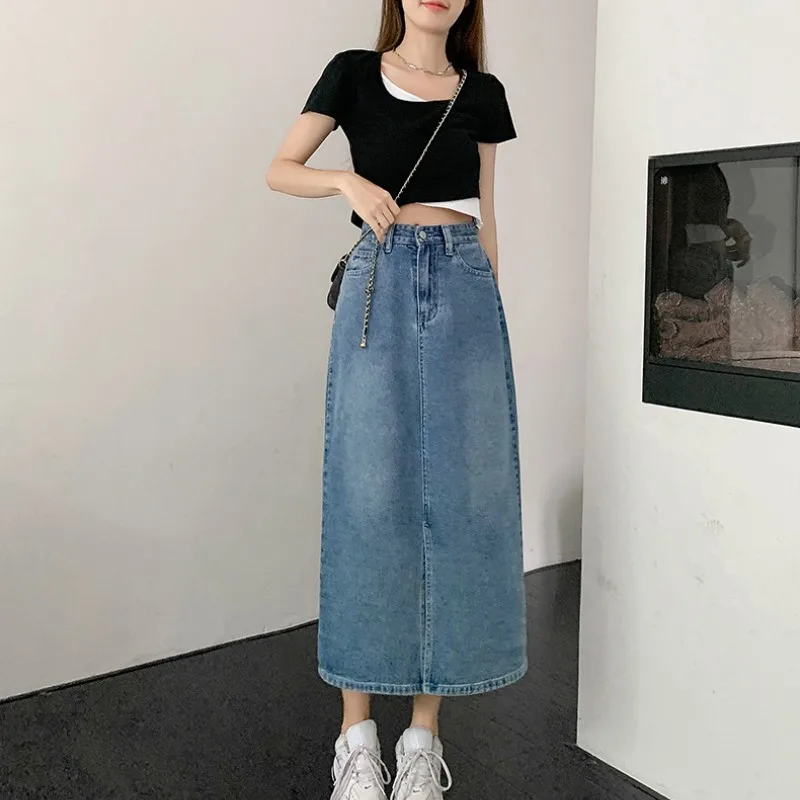 

Женская джинсовая юбка средней длины, с завышенной талией