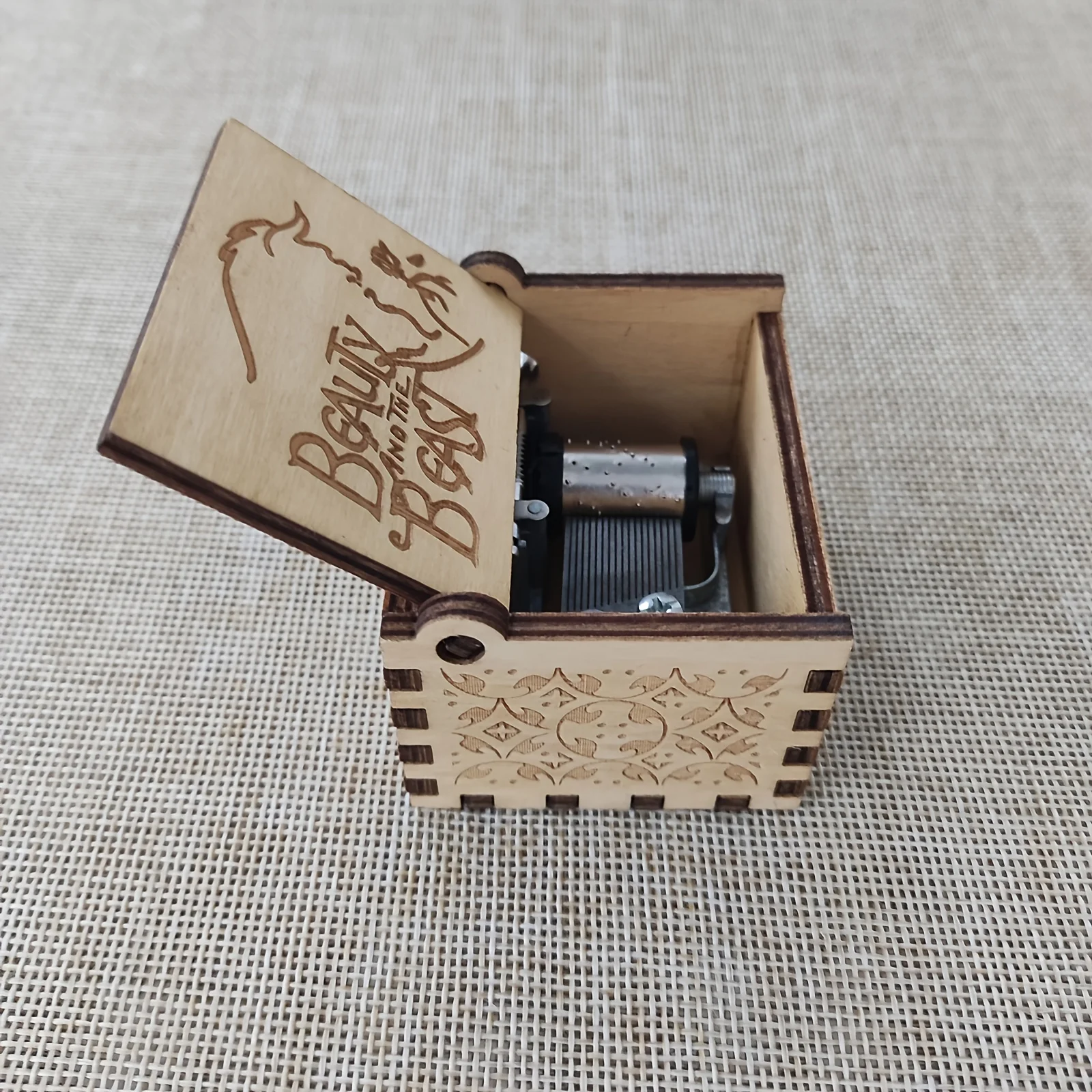 1pc Birthday Music Box Wooden Antique Carved Hand Cranked Classic Theme Music for Christmas Gifts Family Decoration 3