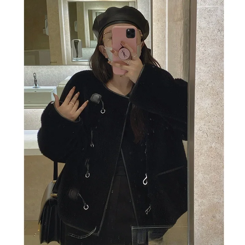 Рисунок 3 - Женское меховое пальто с круглым вырезом