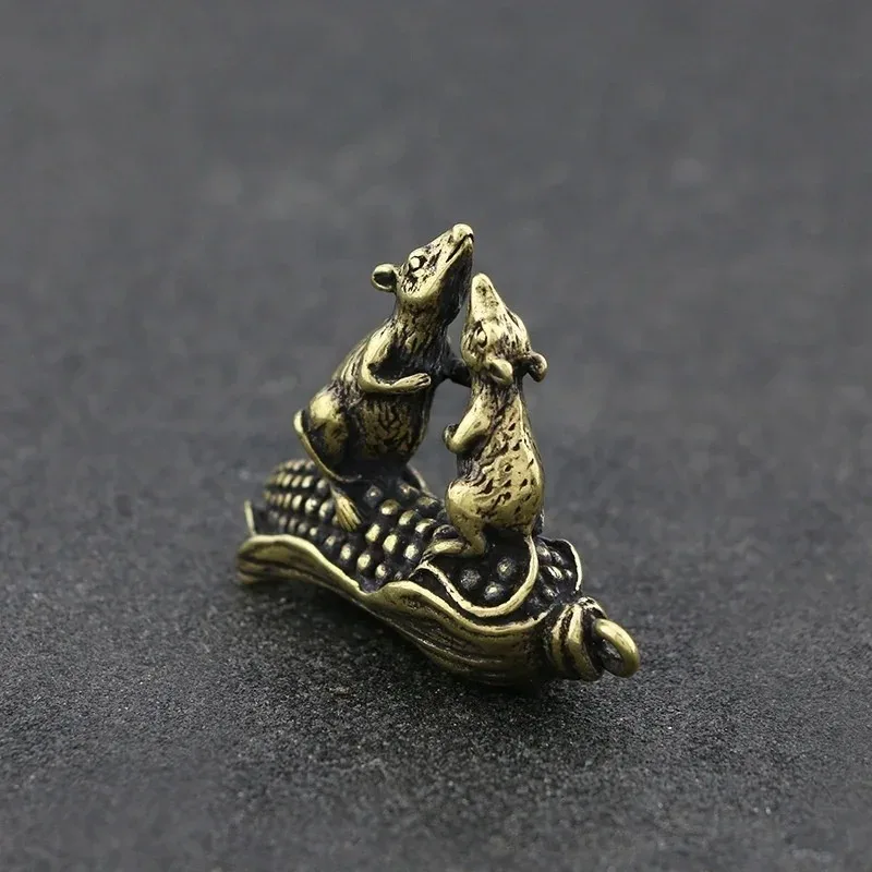 Retro Mouse Corn Brass Micro Carving Ornament Creative Metal Wealth Attraction Mouse Desktop Tea Pet Craft Home Decor Ornament