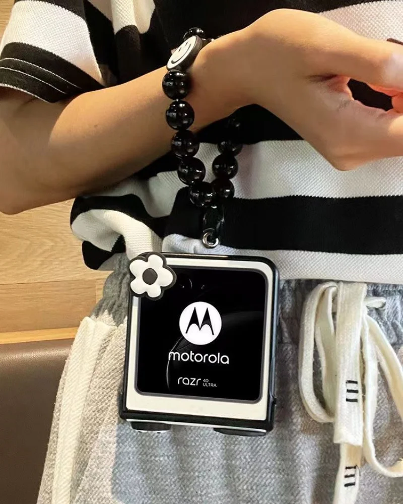 Ovitek za telefon Motorola Razr 40Ultra in moto Razr 50 Ultra 2024 z zapestnico in verižico v korejskem kawaii vzorcu cvetja in premogovih kroglic._voghion.com