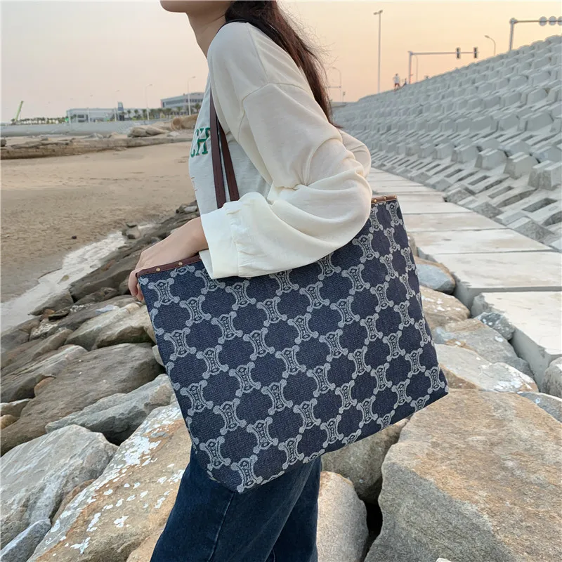 

Fashionable Women's Bag Autumn New Retro Old Flower Shoulder Bag Temperament Leisure Outdoor Large Capacity Tote Bag