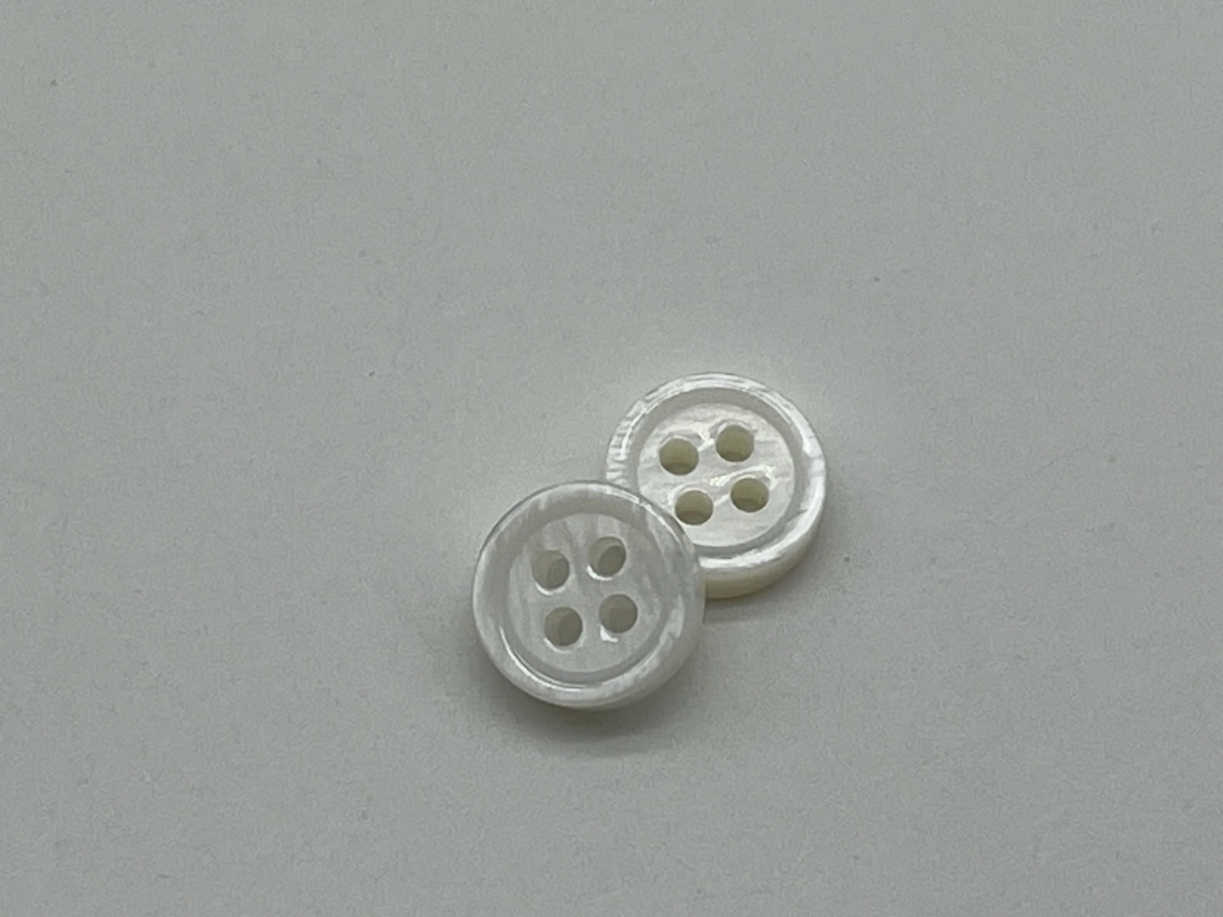 Free shipping 4 holes shell button 2mm thickness  mother of pearl button for garment button cheap price white  can dyeing 4