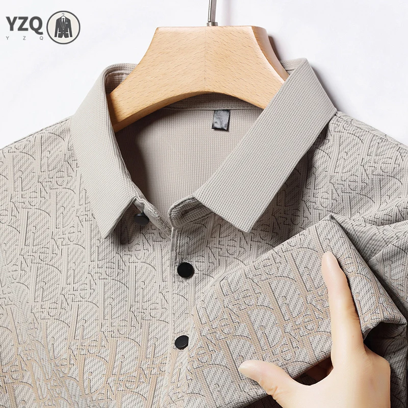 Polo a Maniche Corte da Uomo Business Casual con Logo Jacquard su Tutta la Superficie, Design Traspirante in Rete, Bottoni Rotondi, per Ufficio e Uso Quotidiano - immagine 2