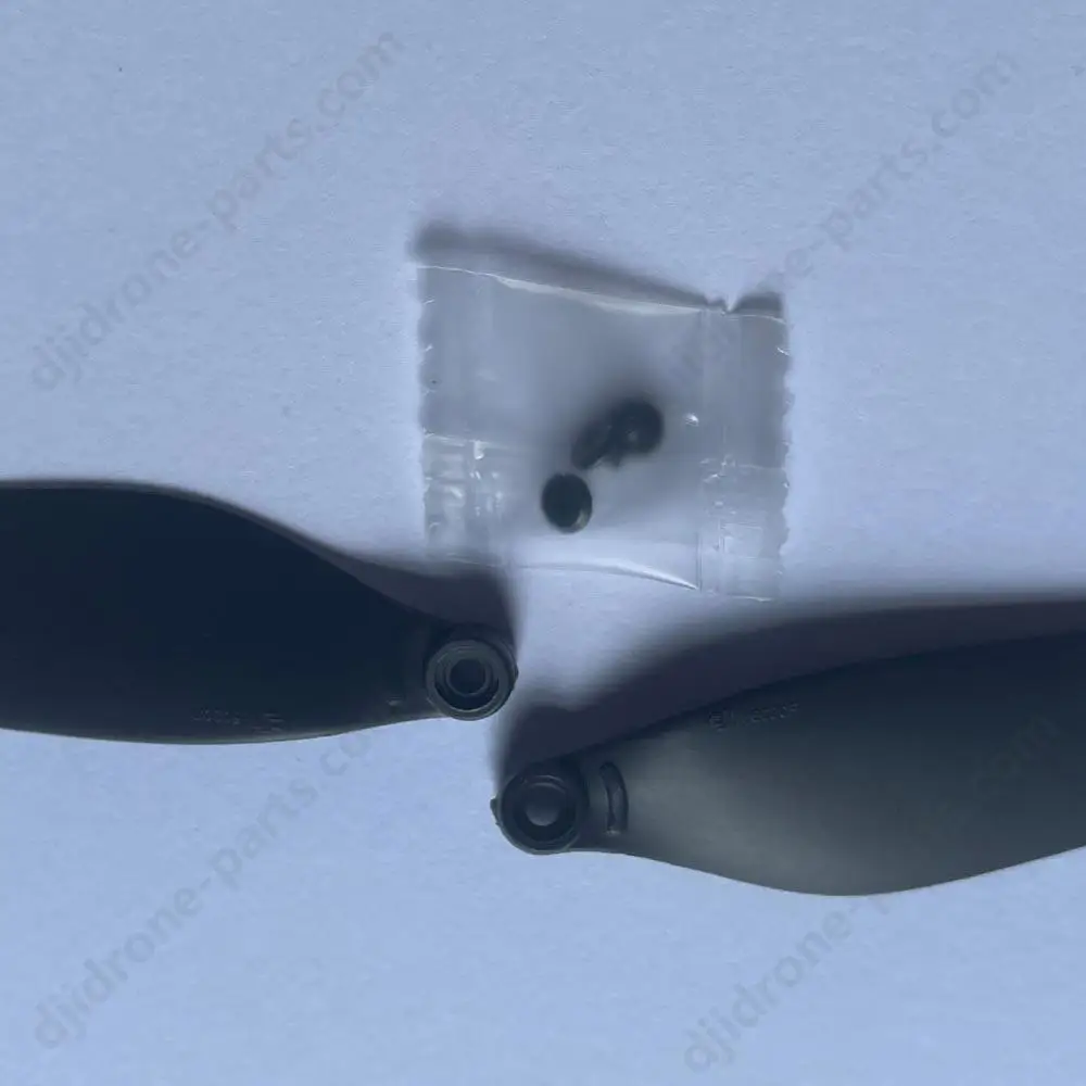 Paire d'hélices Mini 3 Pro déballées, prêtes à être installées sur le drone.