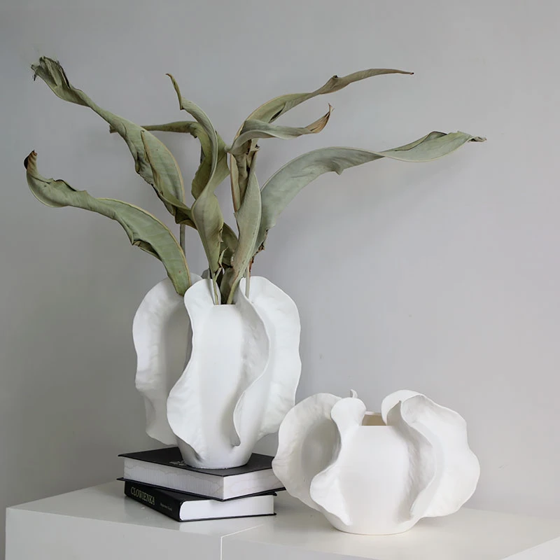 Modern minimalist design, ceramic vases, high-end decorations, sample rooms,