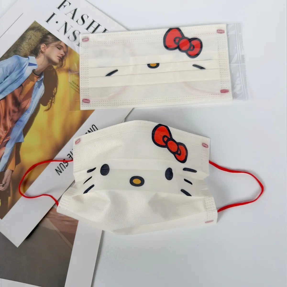 Sachet individuel de masque chirurgical Type IIR noir, vue rapprochée de l'emballage.