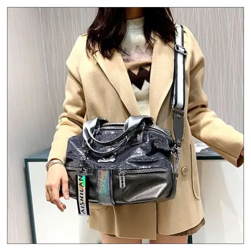 Large Capacity Handbag - Detail View