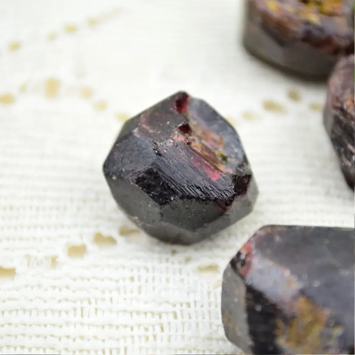 1Pc Red Natural Garnet Quartz Crystal Gemstone Healing Energy Stone Garden Yard Home Degaussing Rough Mineral Specimen Decor New gemstone specimen