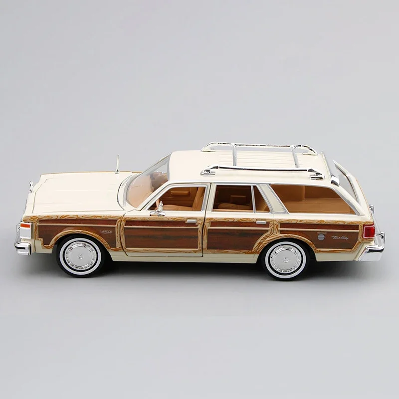 Diecast Motormax 1:24 Scale Chrysler Station Wagon Vintage Alloy