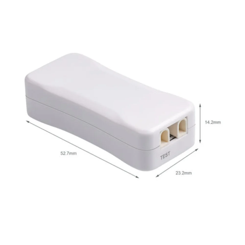 Chargeur et Testeur de Tension Batterie BT2.0 V2 connecté à une batterie LiPo via le port Type-C, prêt pour charge rapide.