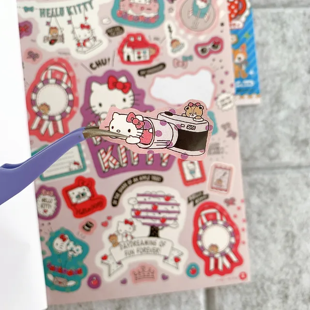 산리오 헬로 키티 스티커 책: 창의성과 개인화를 위한 매력적인 스티커 모음