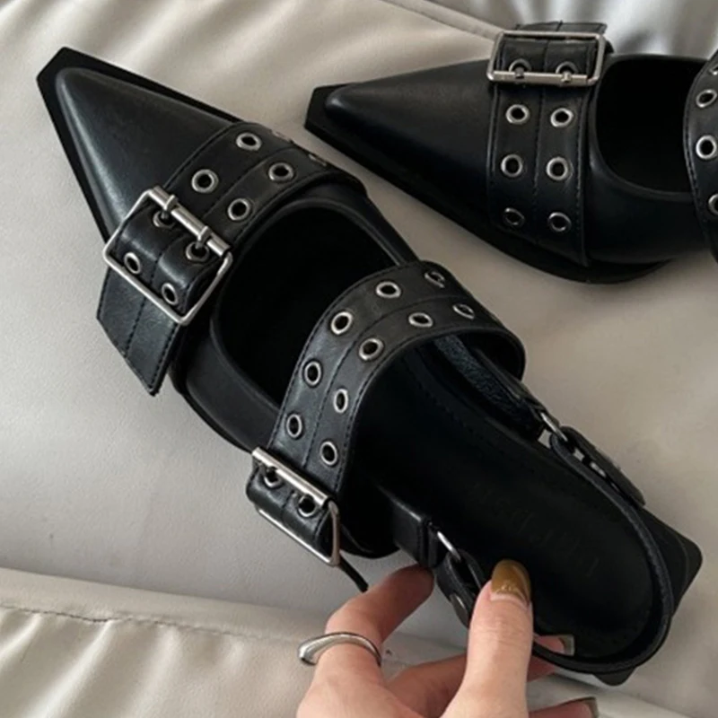 

Новые черные остроносые сандалии на плоской подошве, женские элегантные остроносые туфли с мелким вырезом и заклепками, модные женские туфли на квадратном каблуке