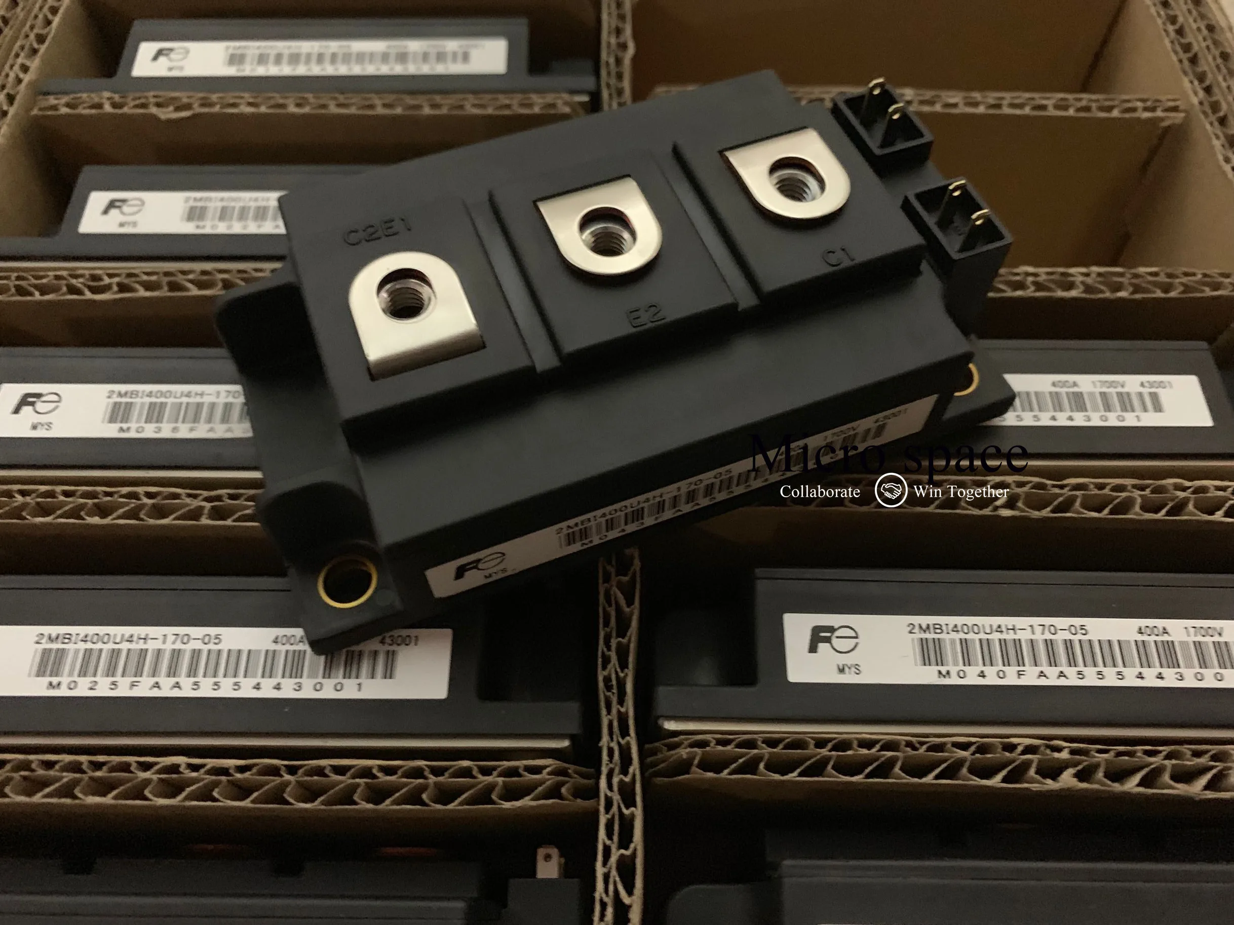 

Новый модуль питания бтиз 2MBI400U4H-170-05 99