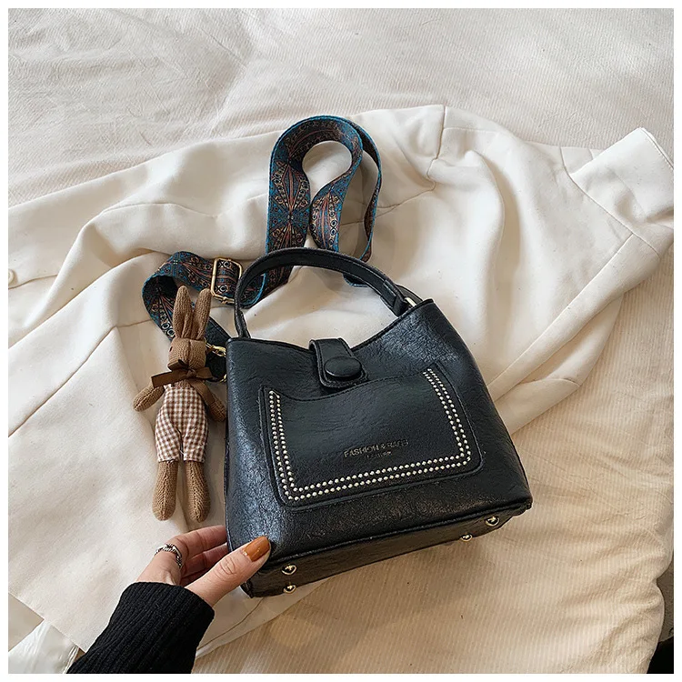 

Small Design Bag for Women 2023 Winter New Popular Wide Shoulder Strap Crossbody Retro Versatile Portable Bucket Bag