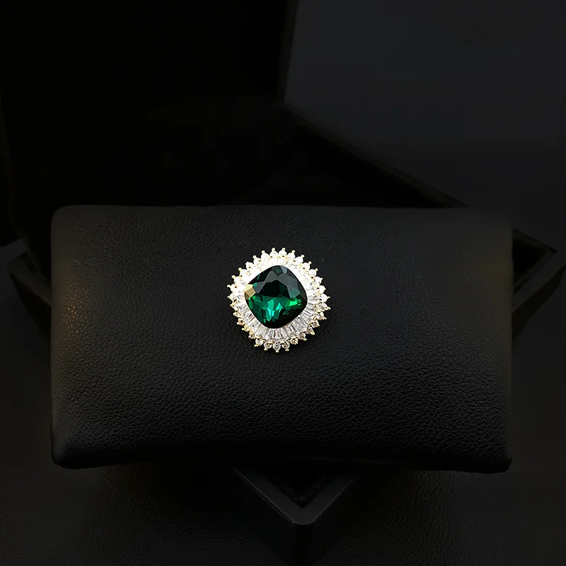 High-End Anti-Exposure Buckle Green Brooch Luxury Men Women Suit Neckline  Collar Pin Exquisite Jewelry Clothing Ornament Gifts