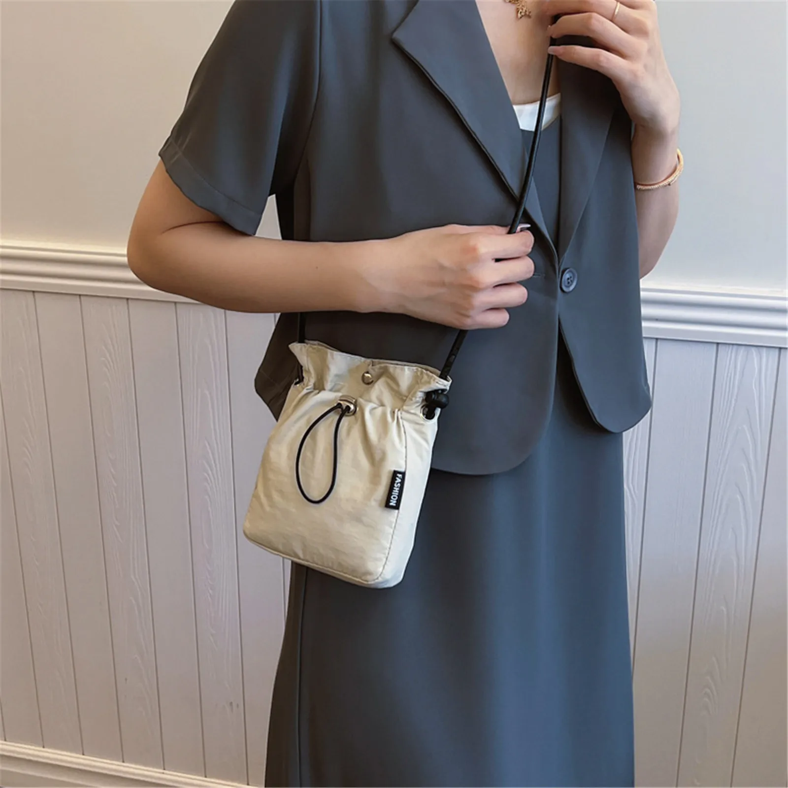 Small Fabric Bag Women 2024 New Fashion Ins Walking Mobile Phone Bag Lightweight Shoulder Messenger Bag 3