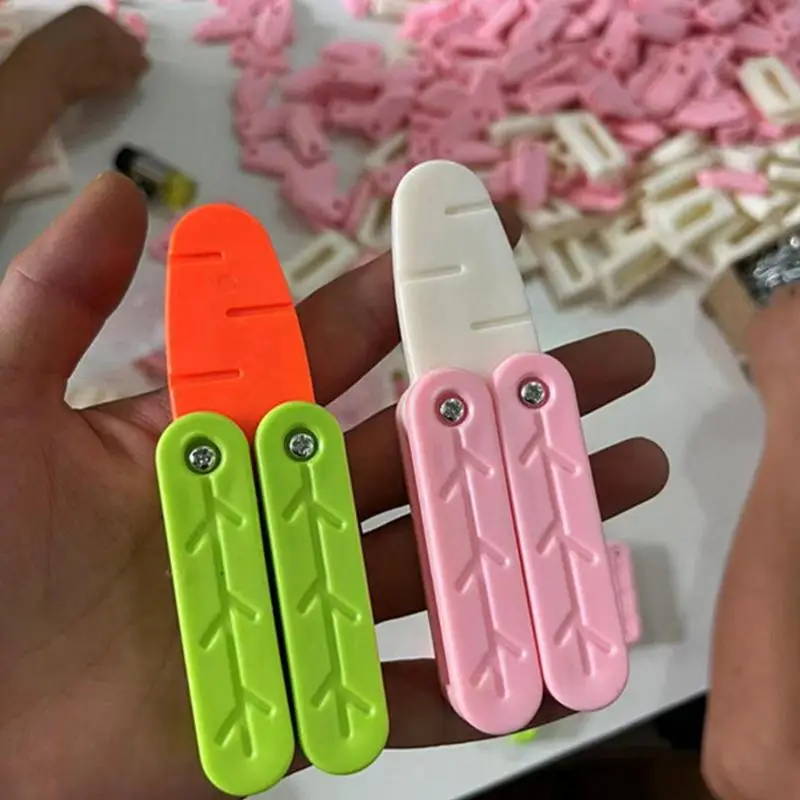 Gravity Sensing Small Carrot Knife Stampa 3D Puntelli Antistress Gravity Butterfly Knife Giocattoli Estetici Portatili Per Coltelli