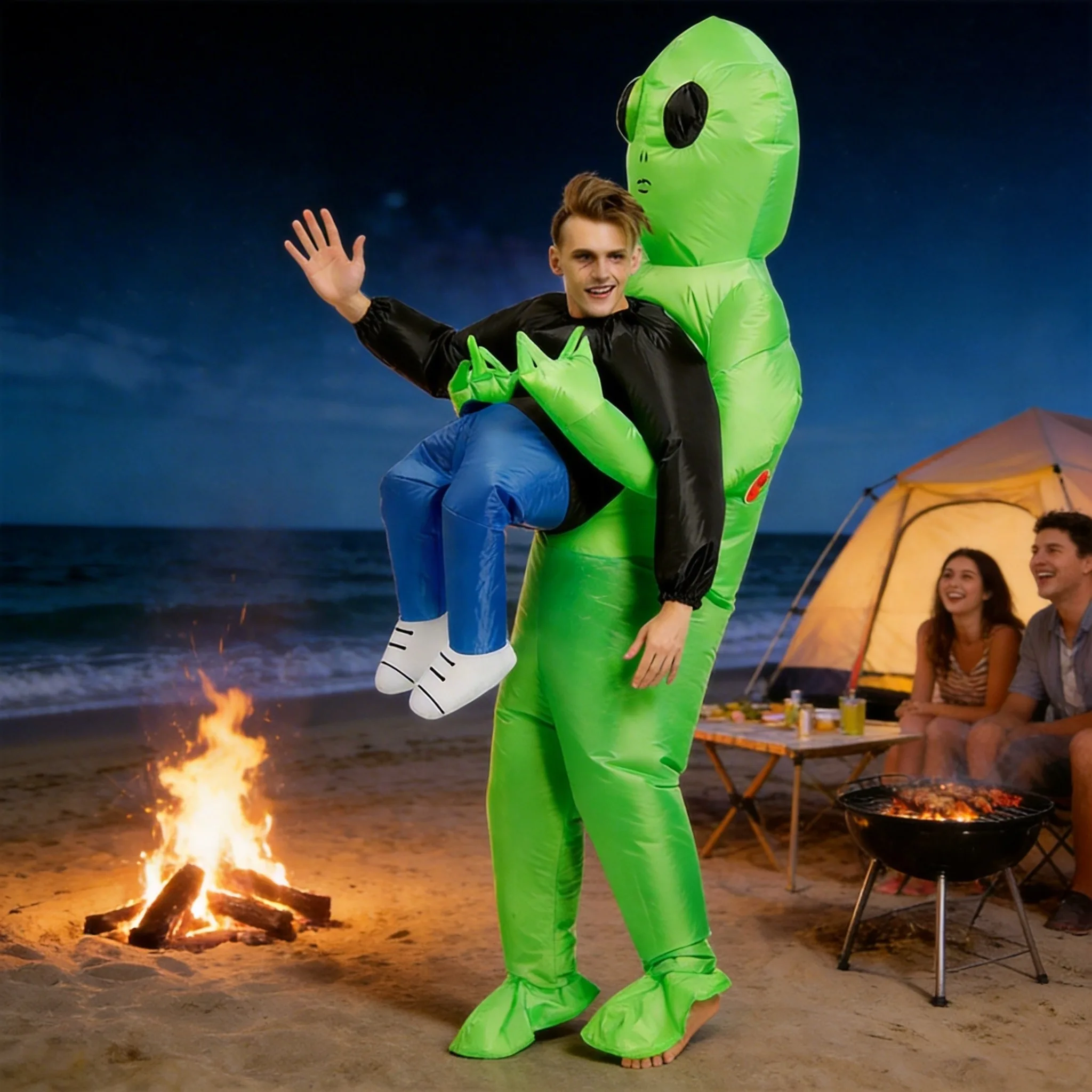 Disfraz de alien cargando humano