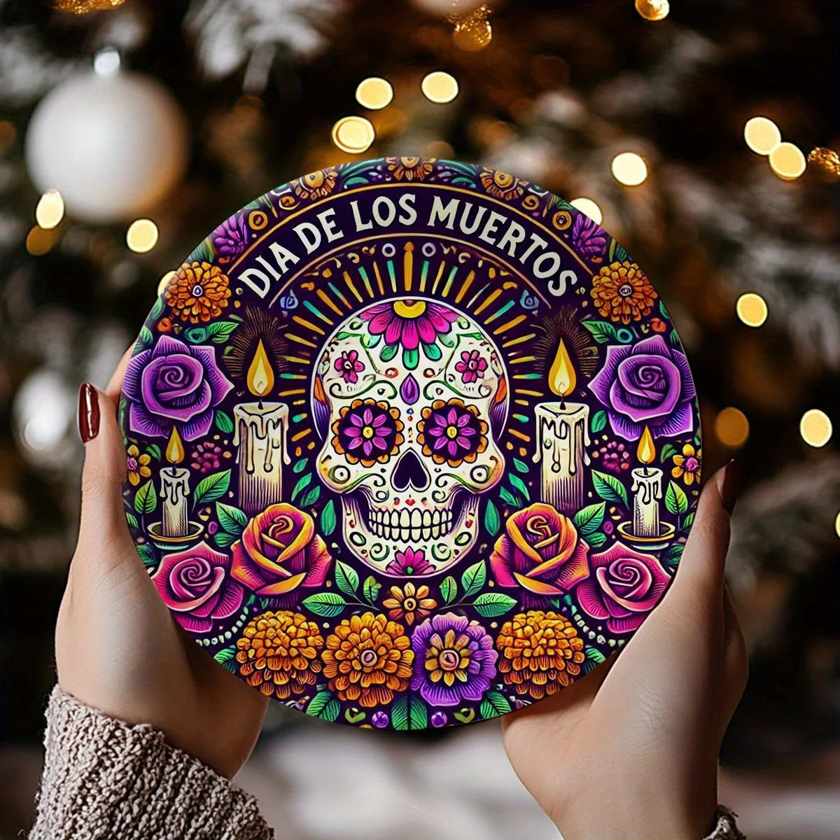 Day of the Dead Sugar Totenkopf-Kranz aus Holz mit „Dia de Los Muertos“-Design, farbenfrohen Blumen- und Kerzenmustern – Detail 4