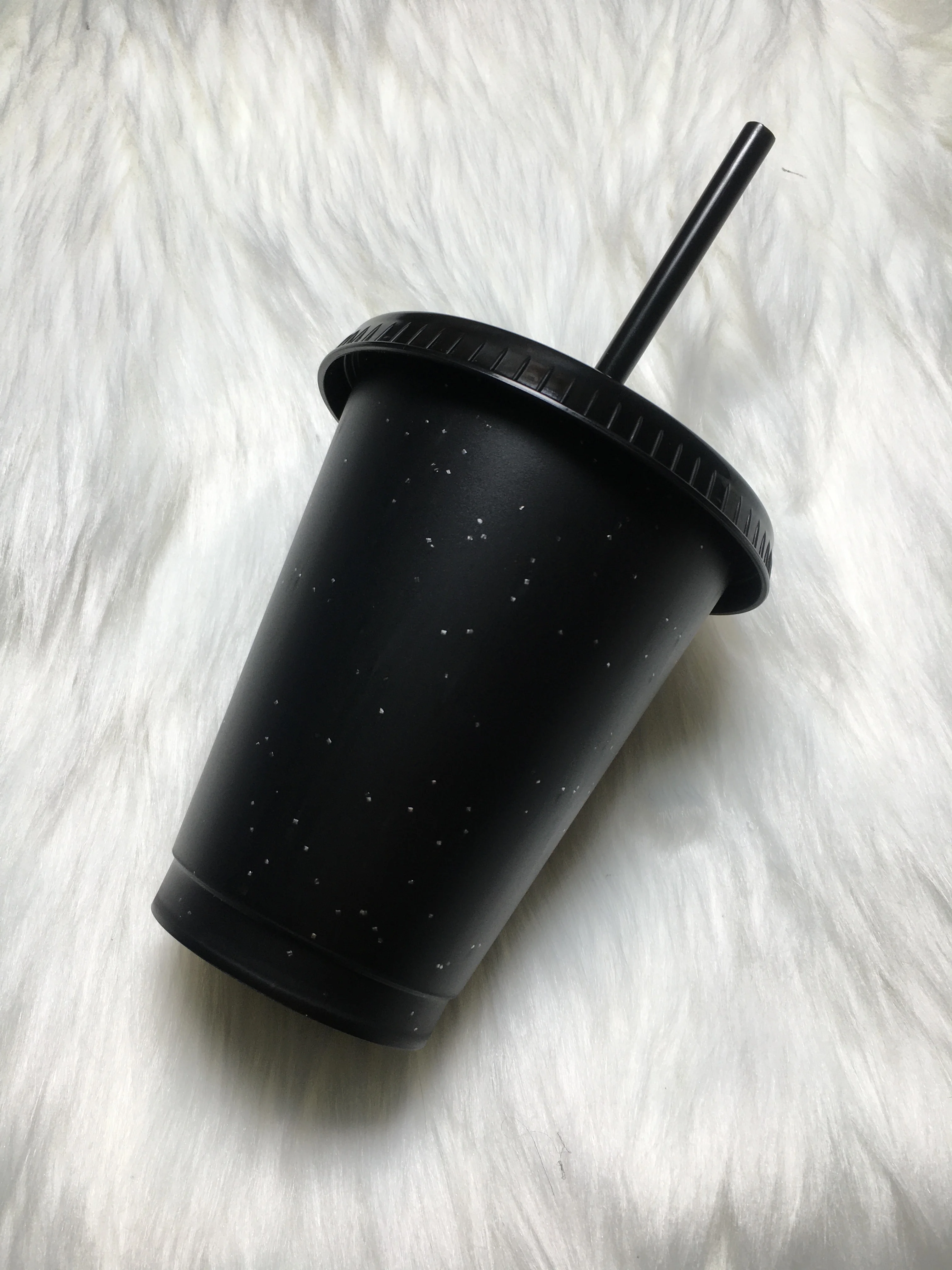 https://ae01.alicdn.com/kf/Sd99176b8953e4f8e85f7258f9d9b932es/reusable-473ml-480ml-500ml-16oz-plastic-glitter-cup-glitter-tumbler-with-lid-and-straw.jpg