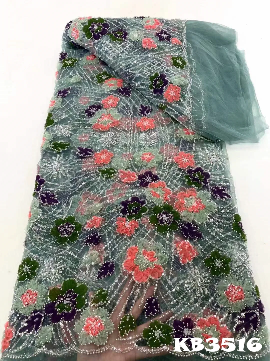 Рисунок 5 - Роскошная кружевная ткань с 3d цветами и бисером