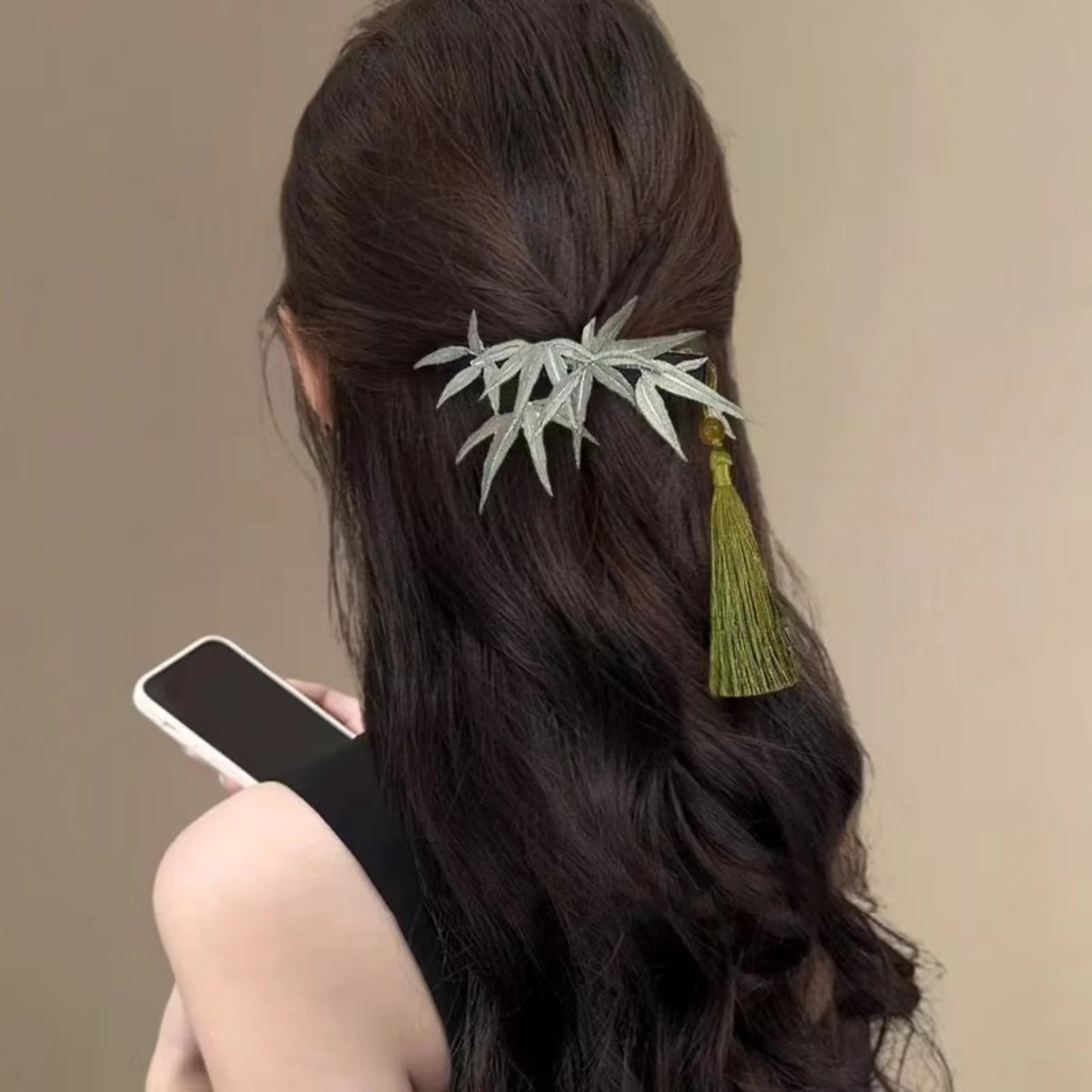 Chinese Style Bamboo Leaf Hair Clip with Tassel, Elegant Hair Accessory for Women, Retro Hairpin for Traditional and Daily Looks