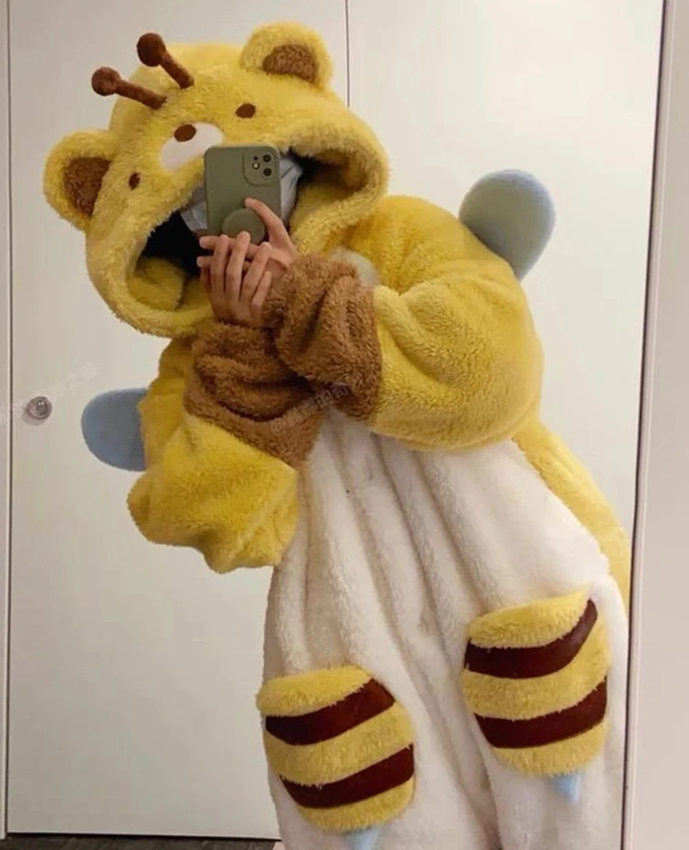 Women Robes Cartoon Bee Animal Nightgowns Honeybee Cosplay Winter Warm Thicken Flannel Sleepwear Hooded Homewear Cute Loungewear